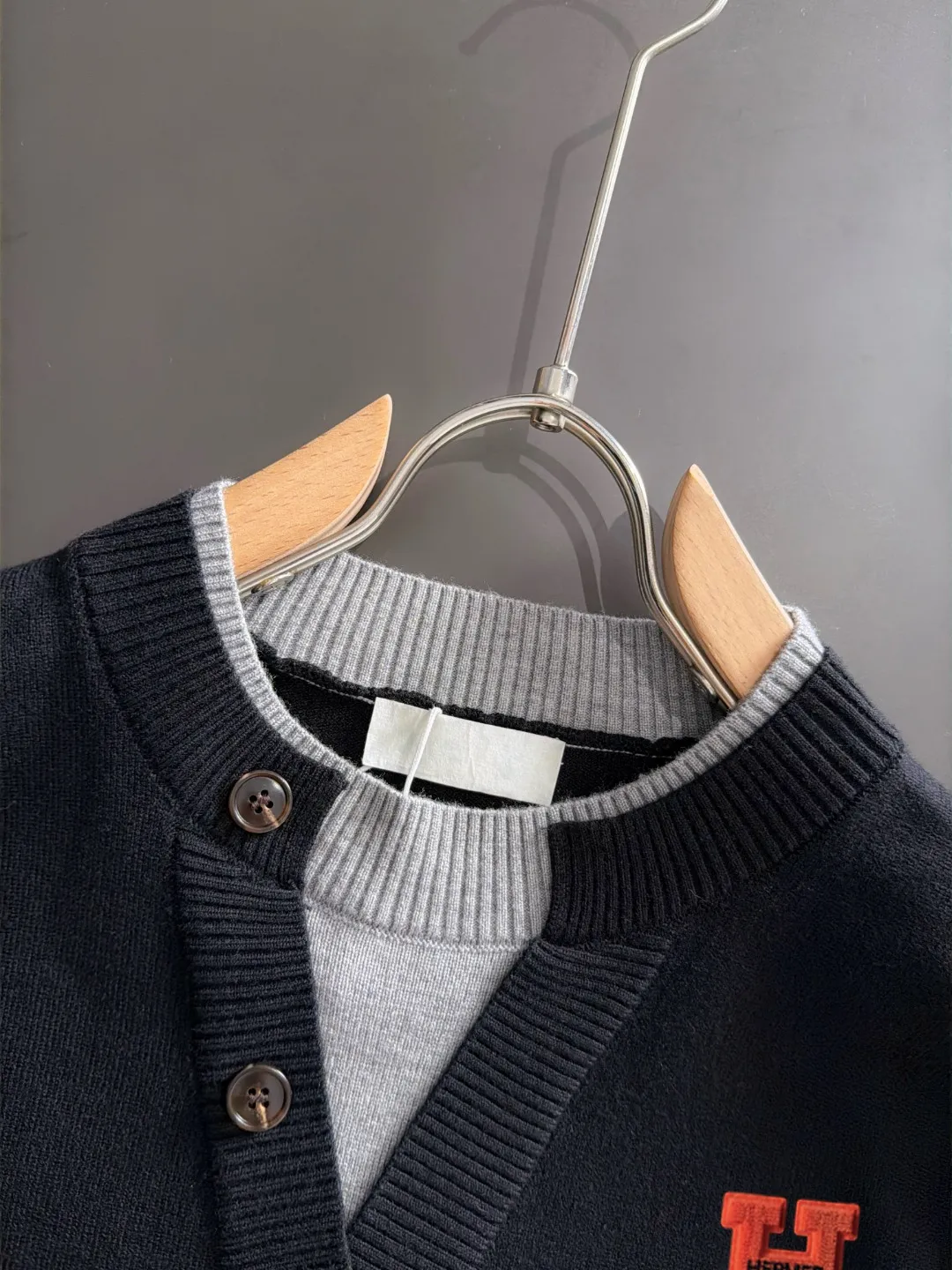 Next day shipping P195 Hermès 2026 Autumn and Winter latest sweater from the official website, now on sale at the counter simultaneously Hot Sale! Specially made of wool blended fabric. It feels comfortable and can be directly in contact with the skin. The logo badge is exquisitely embroidered, which is extremely eye-catching! The details highlight the fashionable charm of big brands. Exquisite workmanship. Three-dimensional cutting style. The wearing effect is invincible and handsome! All three standards are complete! Sizes:M-3XL